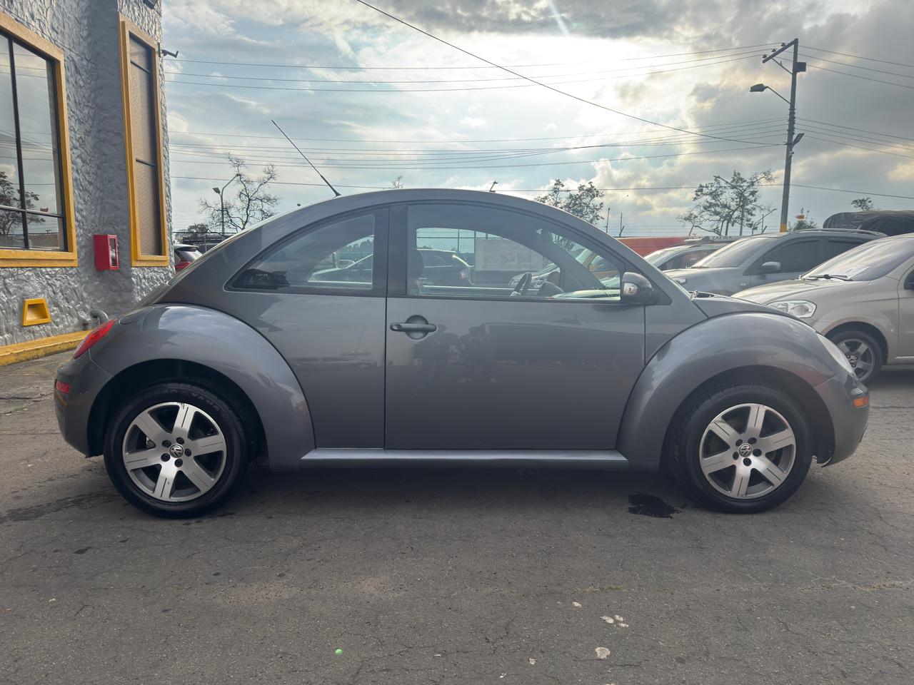 VOLKSWAGEN NEW BEETLE