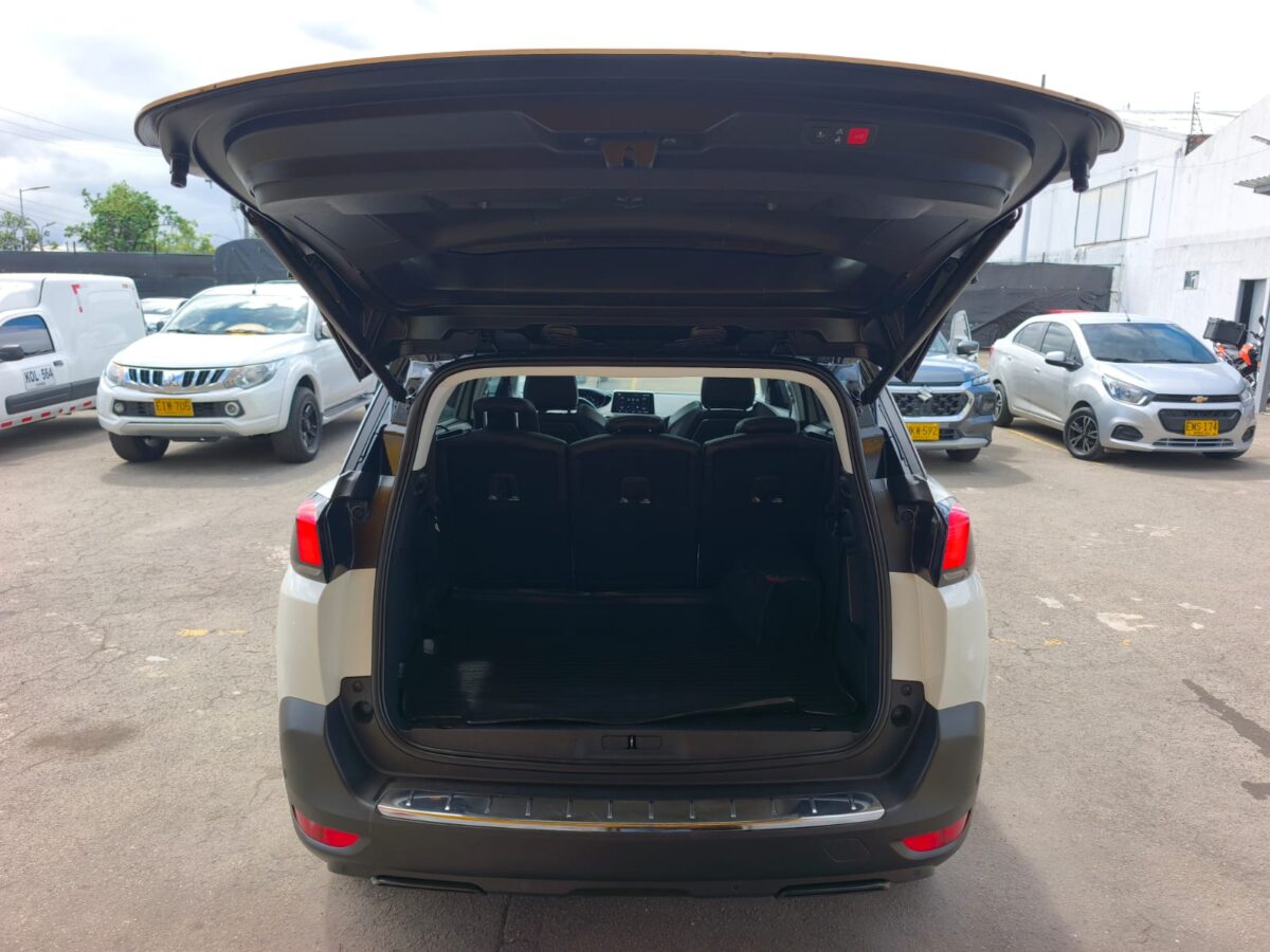 PEUGEOT 5008
