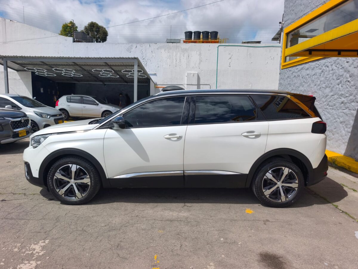 PEUGEOT 5008