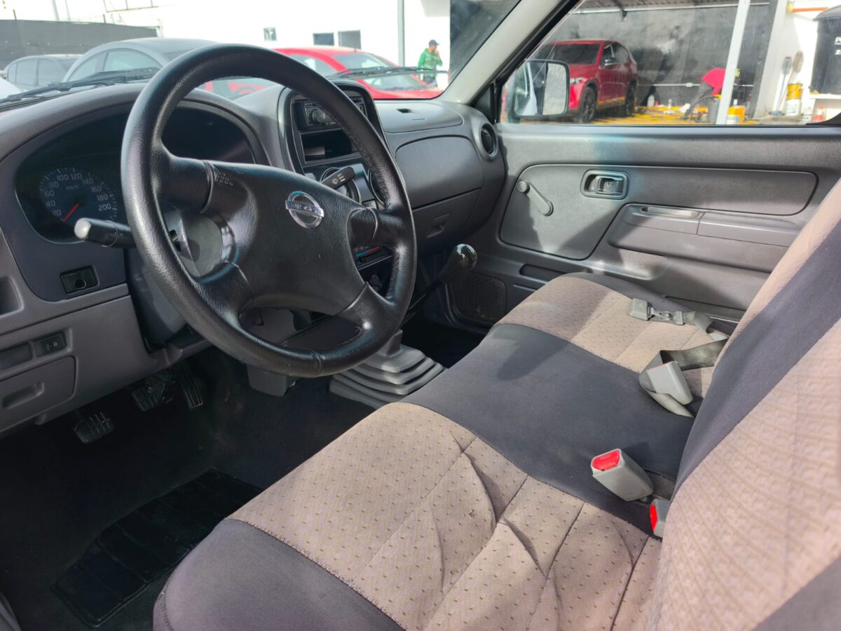 NISSAN NP300
